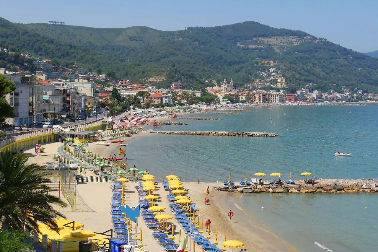 Tre Balconi Sul Mare Beach - Happy Rentals Borghetto Santo Spirito Italy