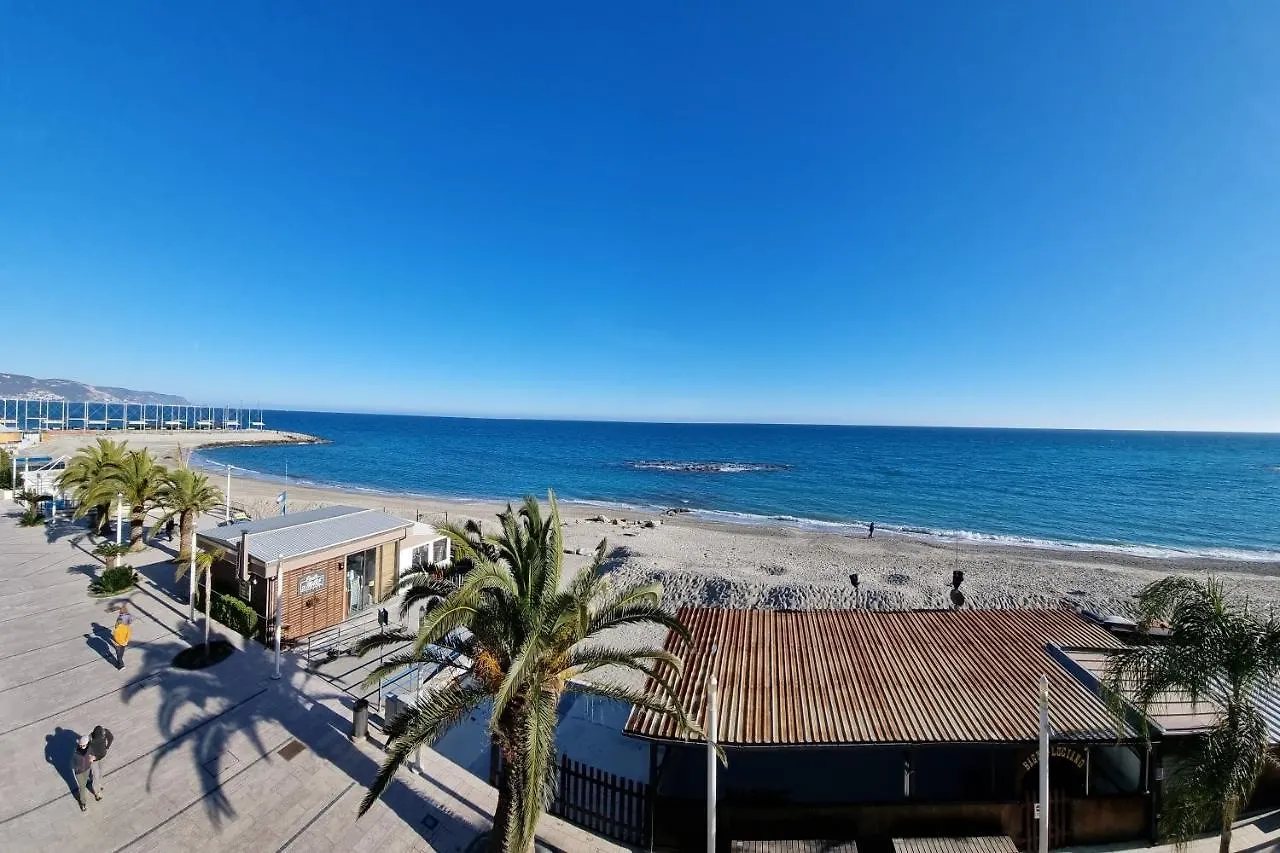 Apartment Tre Balconi Sul Mare Beach - Happy Rentals Borghetto Santo Spirito Italy