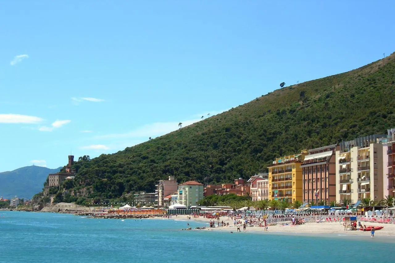 Tre Balconi Sul Mare Beach - Happy Rentals Borghetto Santo Spirito